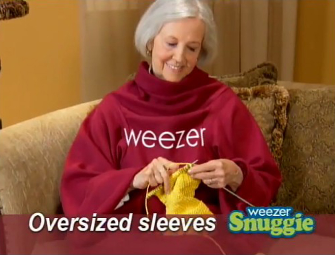 Il n'y a pas d'âge pour écouter du Weezer. Encore moins pour porter la Snuggie !