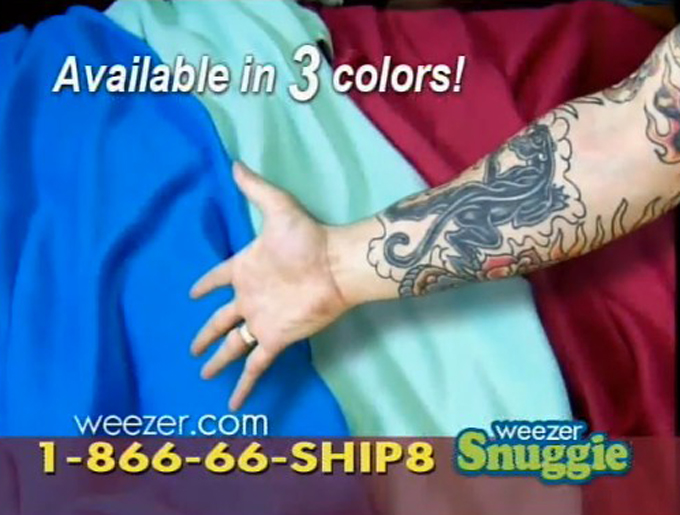Snuggie de Weezer est disponible en 3 coloris délicieux