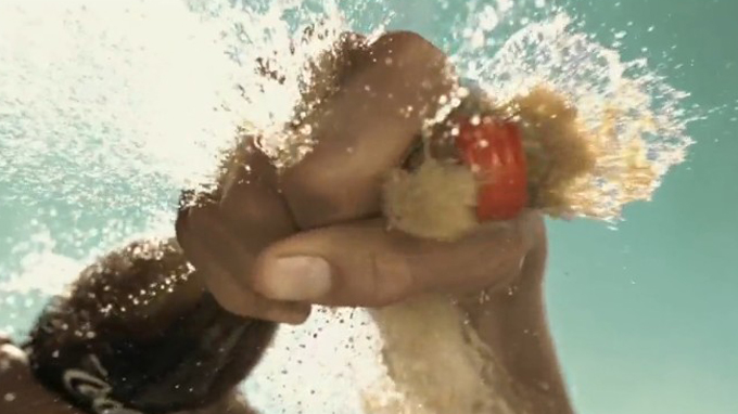 Quand on le secoue, Coca-Cola explose. Même quand tu es un surfeur blond Australien !