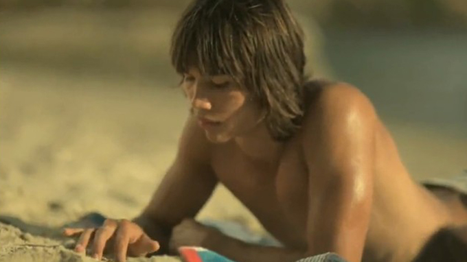 Un jeune surfeur australien qui s'ennuie vu par Coca-Cola