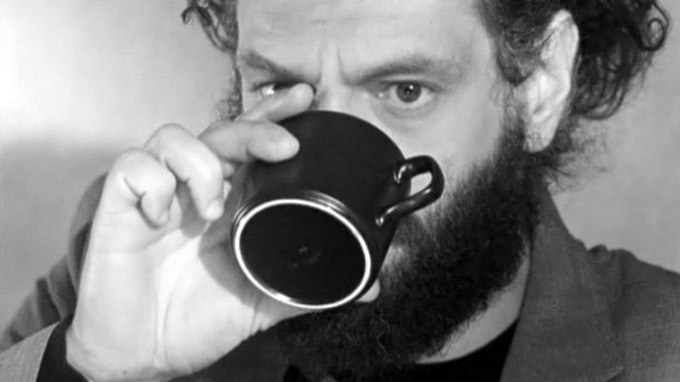 L'homme à barbe de FCUK  boit son café en noir et blanc