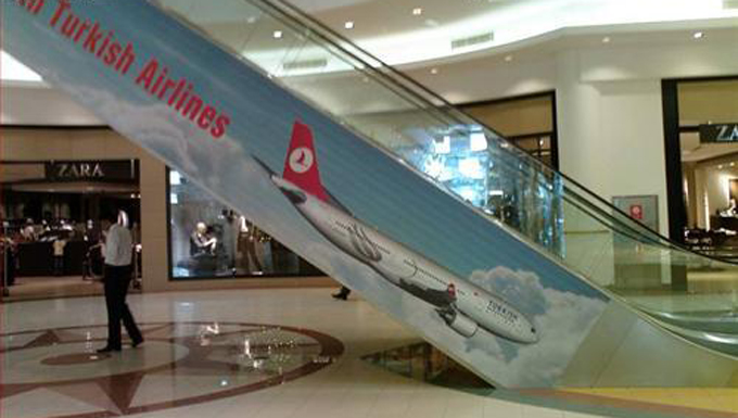 Une pub Turkish Airlines qui s'écrase dans l'escalator 