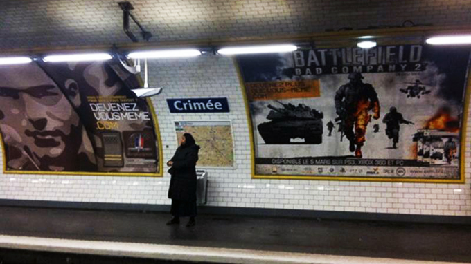 Une pub pour le jeu Battlefield : Bad Company 2 dans le métro Crimée à Paris