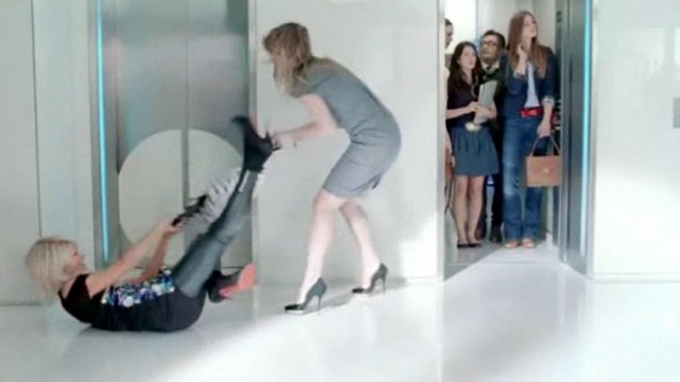 Paris Hilton trainée comme un sac dans le couloir
