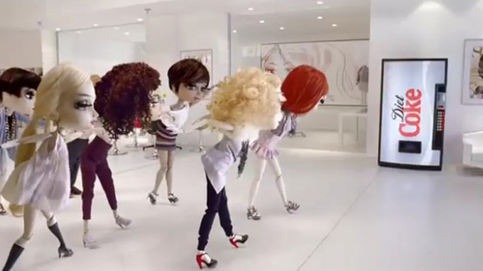 Les marionnettes de Coca-Coca Light en choré sur le morceau "Maniac"