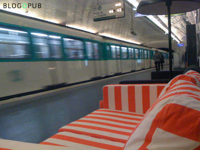 Un canapé Ikea, le métro qui passe : une vision surprenante de bon matin