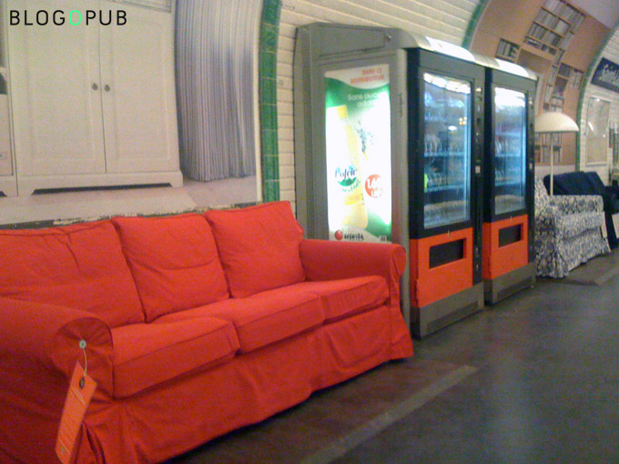 Un canapé rouge assorti aux distributeurs du métro : la classe Ikea