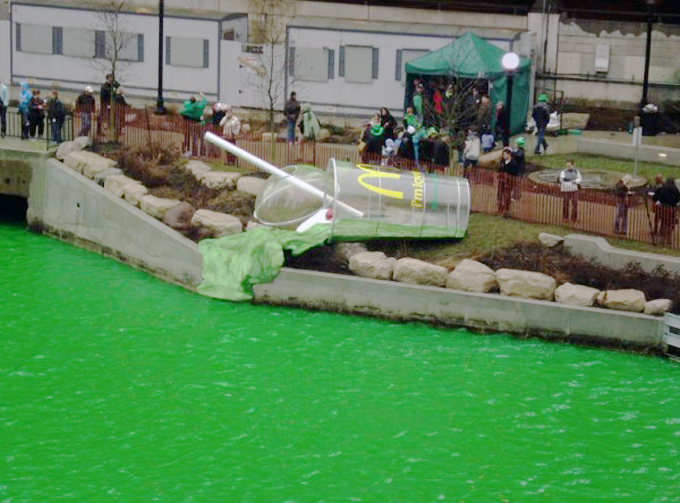 Le gobelet de Shamrock Shake se déverse dans la rivière verte de Chicago