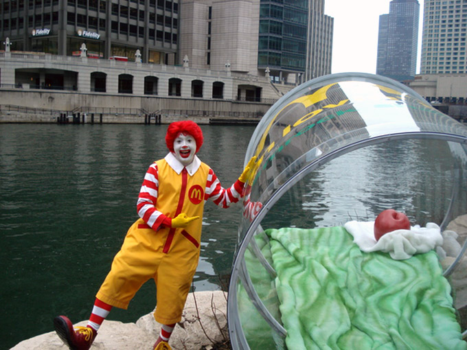 Ronald Mc Donald en personne s'est déplacé pour voir le Shamrock Shake se déverser dans Chicago River