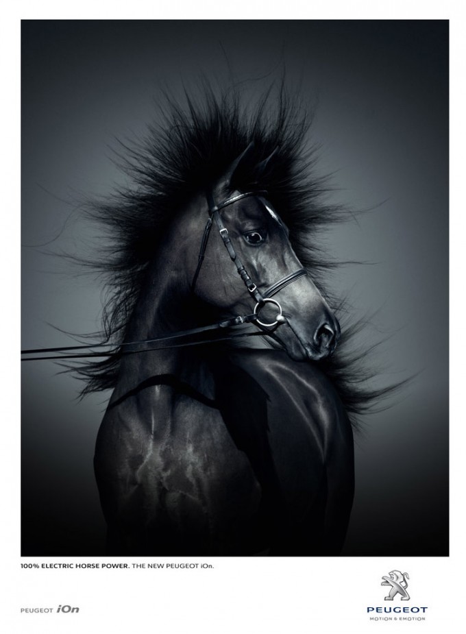 Le cheval noir électrique , symbole de la vivacité de la Peugeot iOn