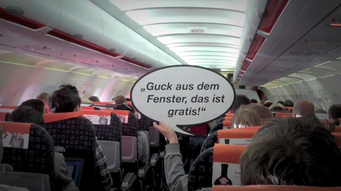 Regarde par le hublot, ça au moins, c'est gratuit : EasyJet ridiculisé sur un de ses vols par Germanwings