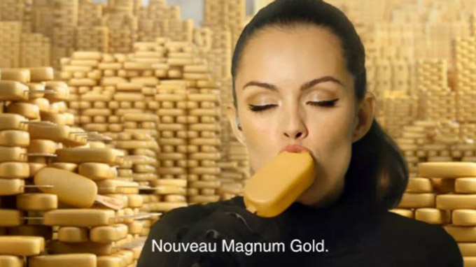 Caroline De Souza aime bien les Magnums Gold : l'or, c'est bon