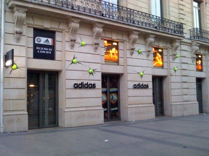 L'opération d'ambient Adidas : les balles de Tsonga encastrées dans les murs du magasin des Champs-Elysées