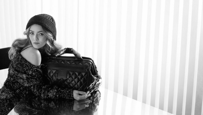 Le nouvel accessoire mode de Chanel mis en beauté par le charme de Vanessa Paradis