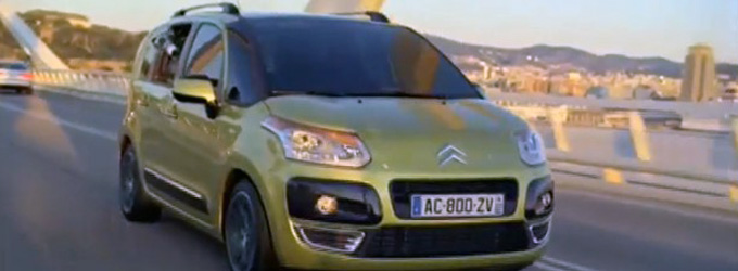 Un chien bagage abandonné trouve sa place dans le crossover C3 Picasso de Citroën
