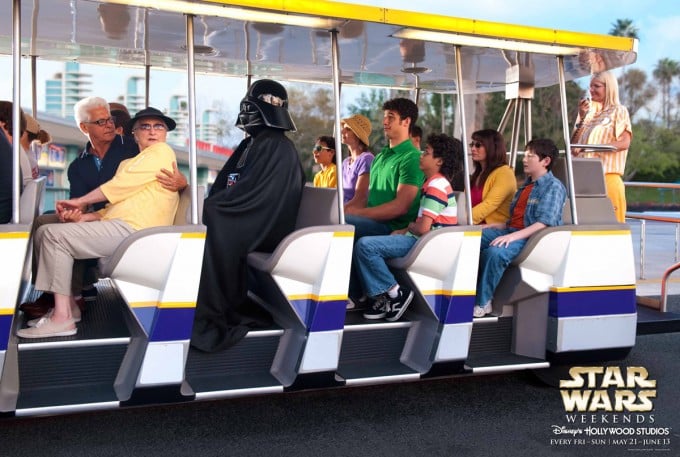 Dark Vador effraie les usagers du train de Disneyland