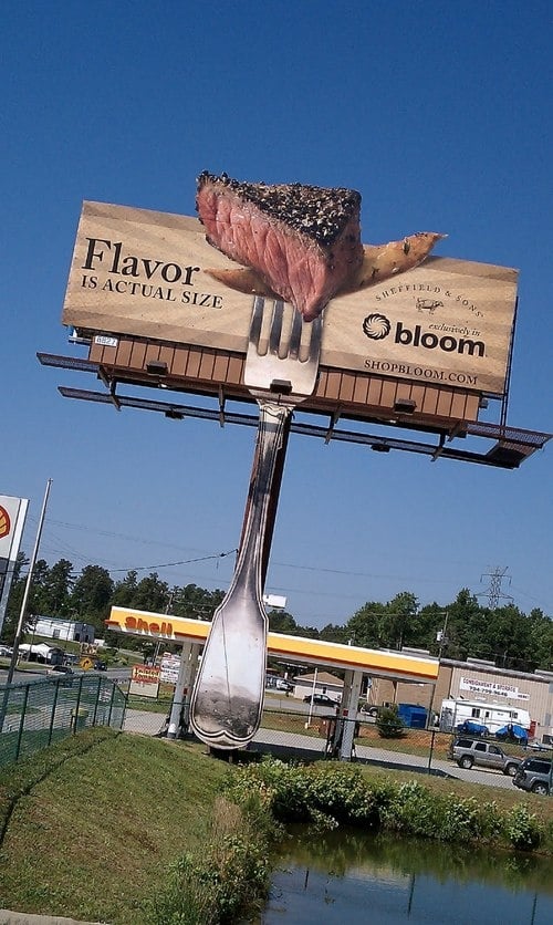 Le billboard steak-frites de Bloom Grocery diffuse une délicate odeur de barbecue