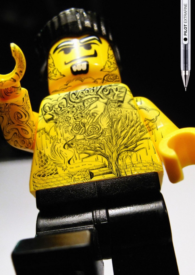 Lego Pilot extra fin : tatouage sur Lego