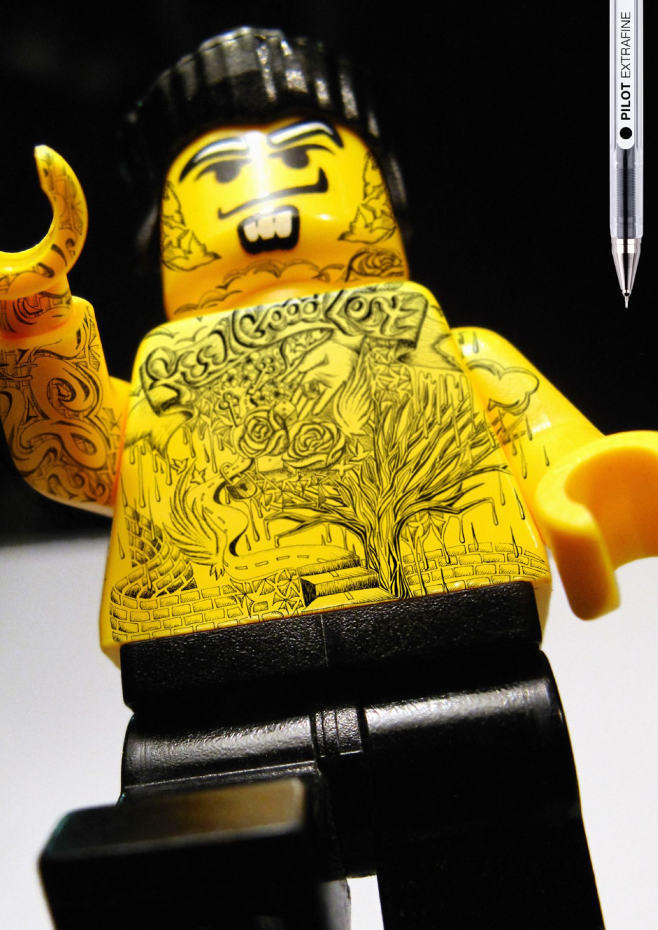 Pilot tatoue les Legos au stylo – La Réclame