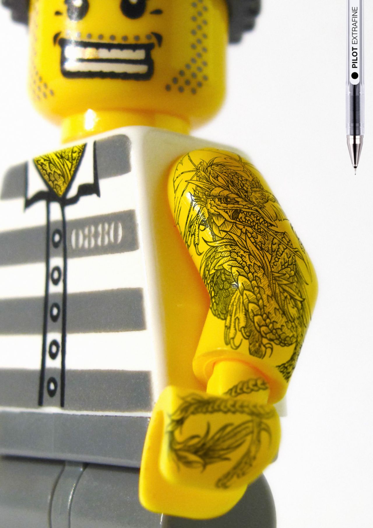 Pilot tatoue les Legos au stylo – La Réclame