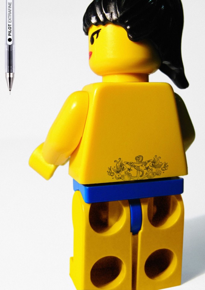 Lego Pilot extra fin : tatouage en bas du dos