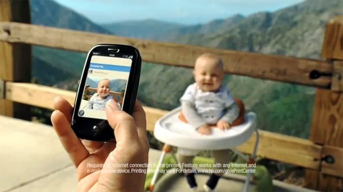 Bébé pris en photo avec un téléphone mobile, le début de la fin.