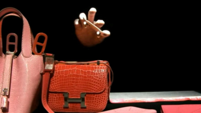Hermès : skate finger in the bag