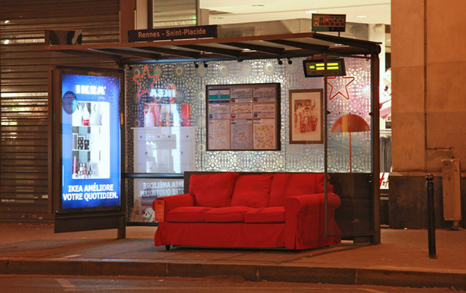 Un canapé IKEA en attente de mémé rue de Rennes
