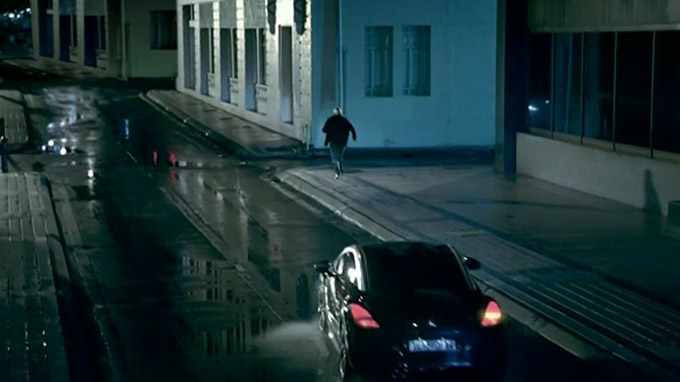 Le RCZ poursuit un homme dans une rue sombre…