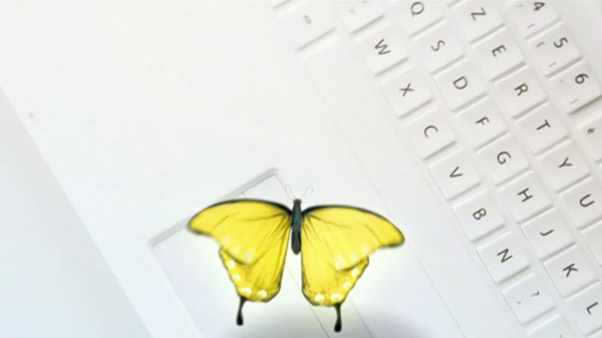 Un papillon jaune La Banque Postale sur fond blanc