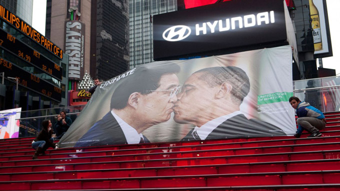 Le président chinois Hu Jintao embrasse le président américain Barack Obama sur Time Square à New York