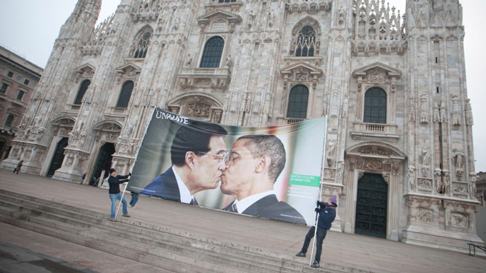 Le président chinois Hu Jintao embrasse le président américain Barack Obama à Milan