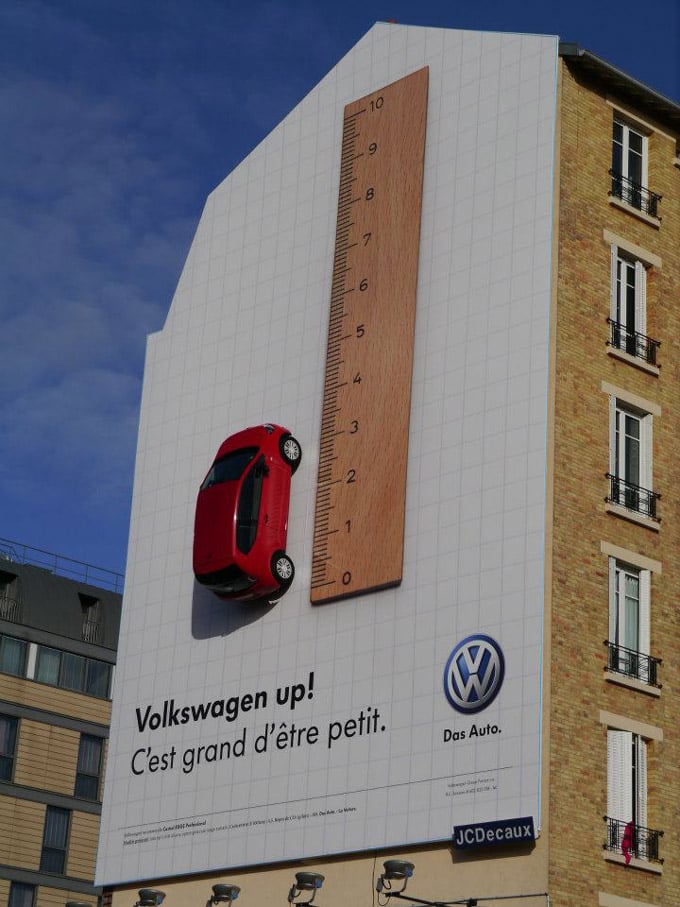 Une Volkswagen up au mur