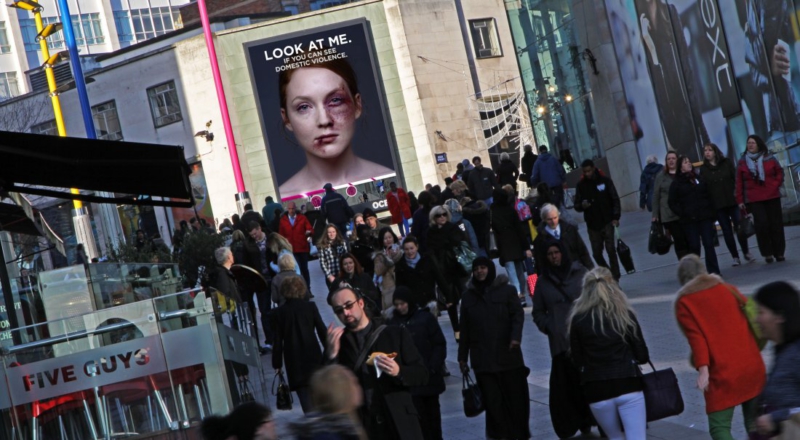 Une affiche interactive détecte comment vous regardez les femmes battues