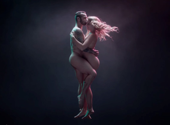Dating Naked fait sauter des gens nus en slow-motion