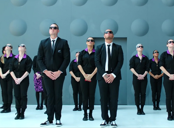 Les All Blacks font un show à la Men In Black pour Air New Zealand