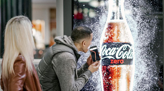 Coca-Cola met à jour ses packagings et dévoile une nouvelle boisson au  mocha – La Réclame