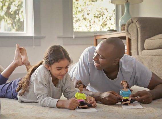 Mattel invite les pères à jouer à la Barbie
