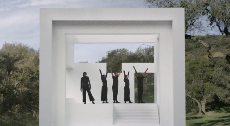 Uniqlo fait appel à Solange pour une performance dans un musée