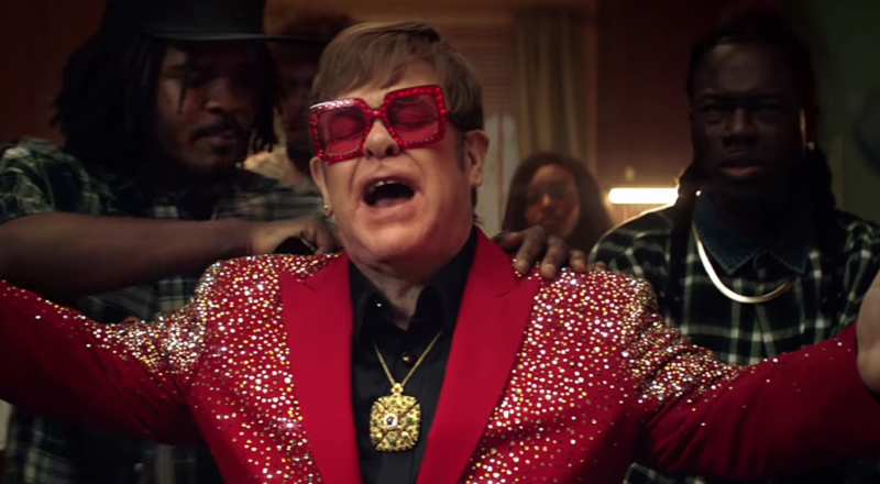 Snickers ridiculise Elton John dans une battle de rap
