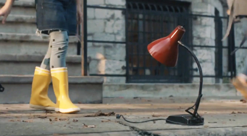 IKEA remixe son spot publicitaire culte : la lampe