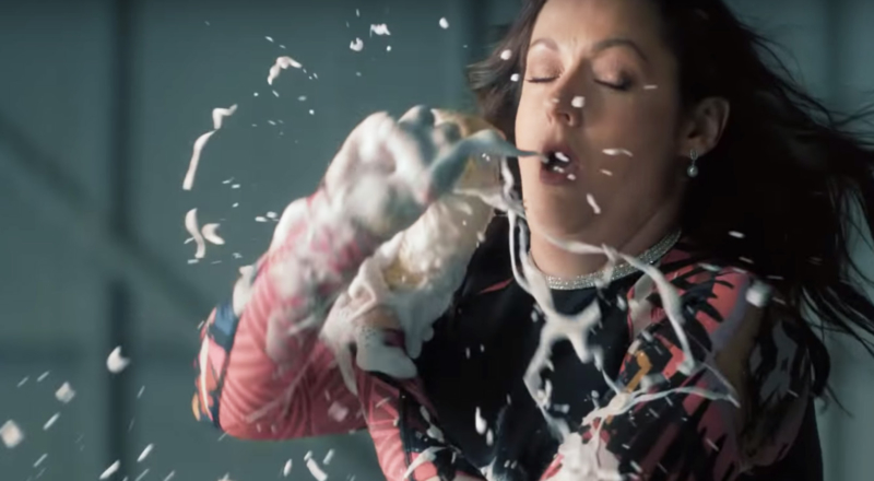 Carl’s Jr. parodie ses propres pubs avec Celeste Barber