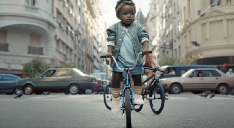 Quelle est la musique de la pub Evian 2019 ?