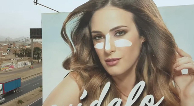 Au Pérou, même les panneaux publicitaires ont besoin de protection solaire