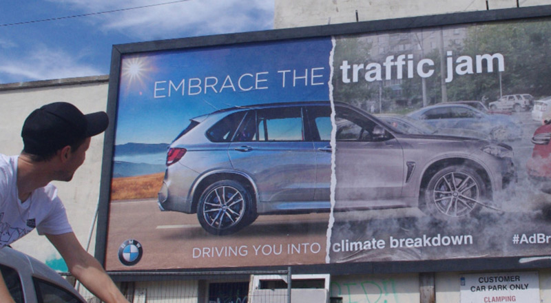 Des activistes antipub parodient des publicités automobiles