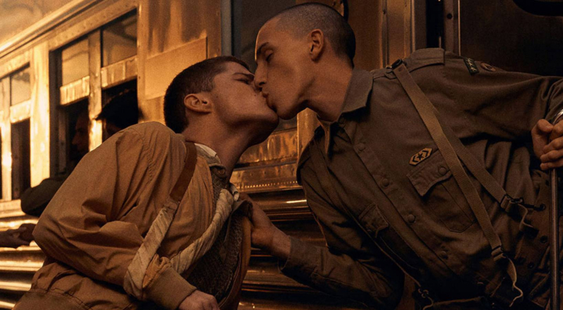 Des photos de baisers iconiques reprises avec de vrais couples LGBTQIA+