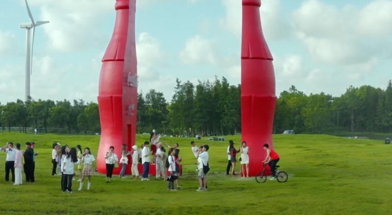Cette bouteille de Coca-Cola géante permet aux jeunes de trouver l’amour