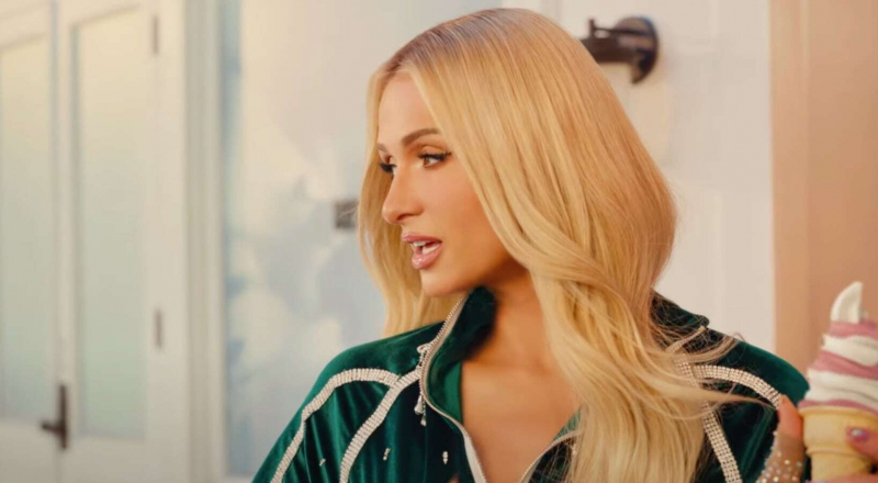Paris Hilton se détend avec le paiement en 4 fois de Klarna