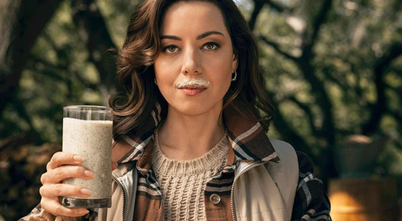 Le lait de bois, un nouveau lait végétal promu par Aubrey Plaza