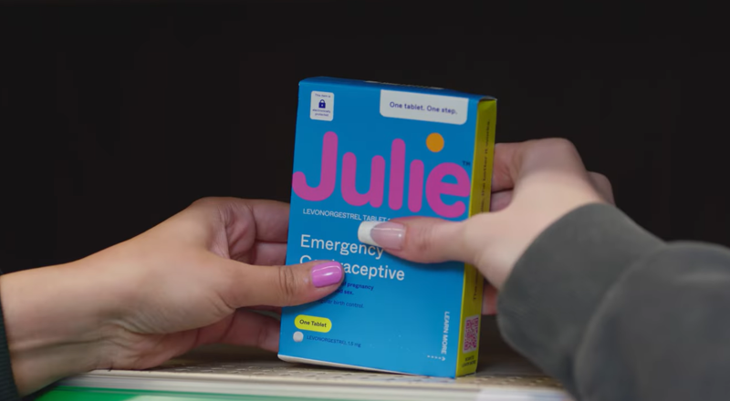 Joute verbale entre deux femmes pour la dernière pilule du lendemain
